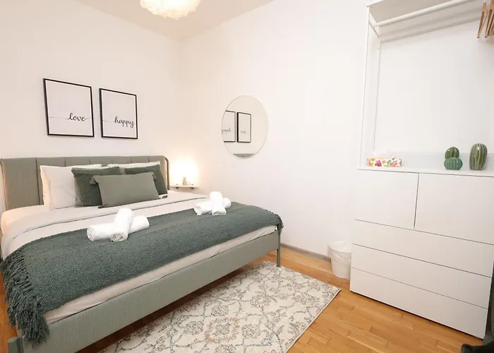 Emerald +with Patio+ Apartman